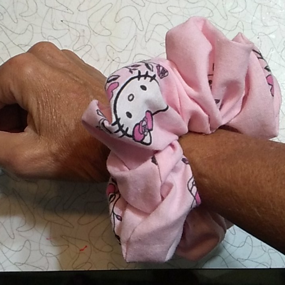 Hello kitty scrunchie - Picture 2 of 2